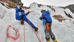 Сахалинские ледолазы покорят замерший водопад в бухте Тихой