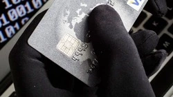 Житель Корсакова потратил 30 тысяч рублей с чужой банковской карты