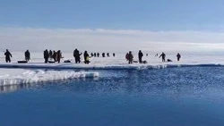 Уносит в море: в заливе Мордвинова спасают рыбаков и технику с оторванного льда