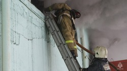 Спасатели потушили пожар в цеху в Южно-Сахалинске 27 января