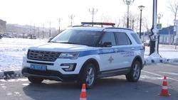 Автомобили эвакуируют возле городской больницы в Южно-Сахалинске