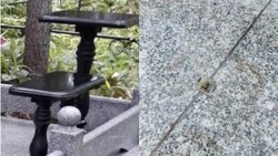 Неизвестные спилили мраморный стол и скамью у могилы на Сахалине