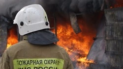 Семь пожарных тушили горящую хозпостройку в селе под Смирных