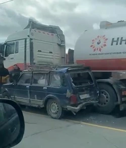 Бензовоз, грузовик и «Нива»  столкнулись на трассе до Корсакова