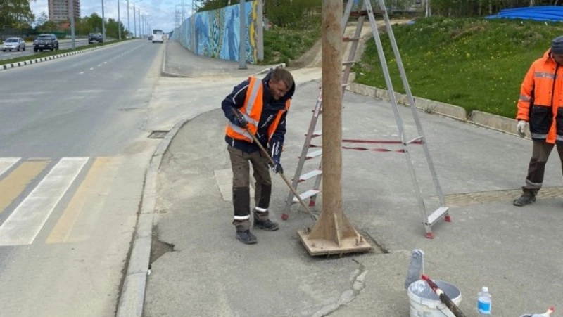 В Южно-Сахалинске продолжают восстанавливать асфальтобетонное покрытие и бортовой камень
