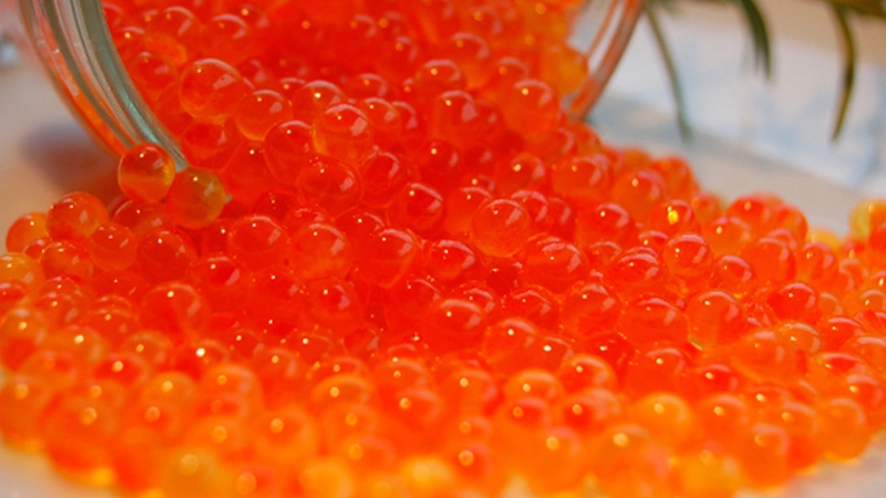 Браконьеров с грузом красной икры поймали на юге Сахалина