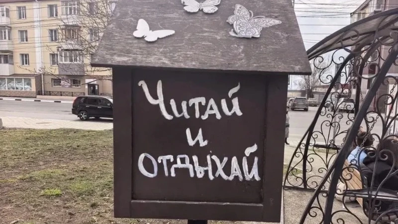 «Унесли книги и сорвали декор»: вандалы разгромили книгообменник в Холмске