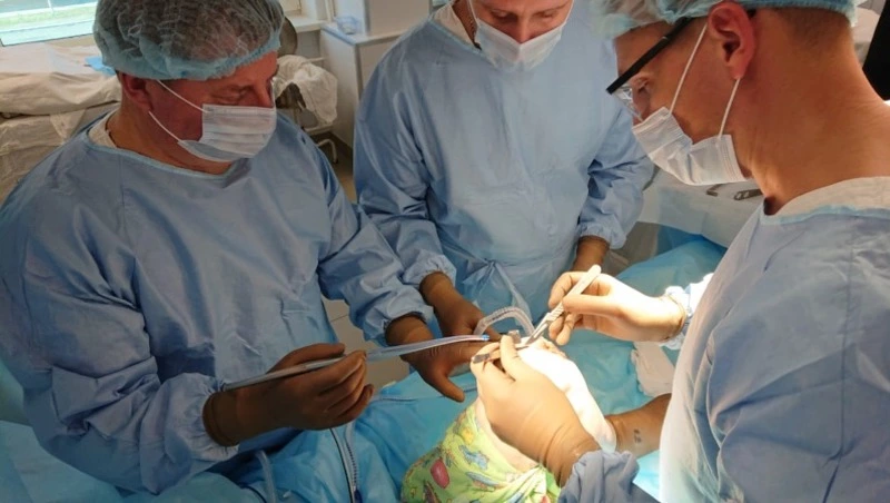 Врачи из Санкт-Петербурга помогли провести пять сложных операций медикам на Сахалине