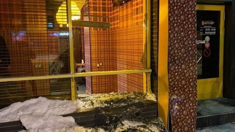 В ГИБДД объяснили, как врезались в кафе