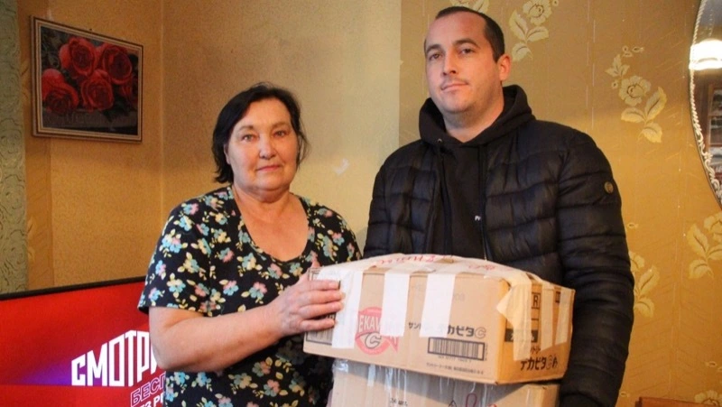Жительница Корсакова подготовила медикаменты и сладости к отправке в зону СВО