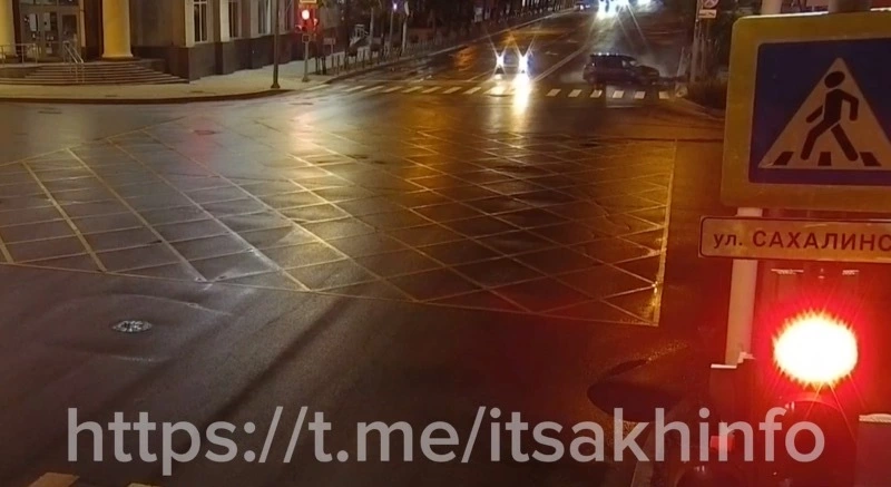 Водитель проехал на красный и врезался в столб на перекрестке Ленина — Сахалинская 