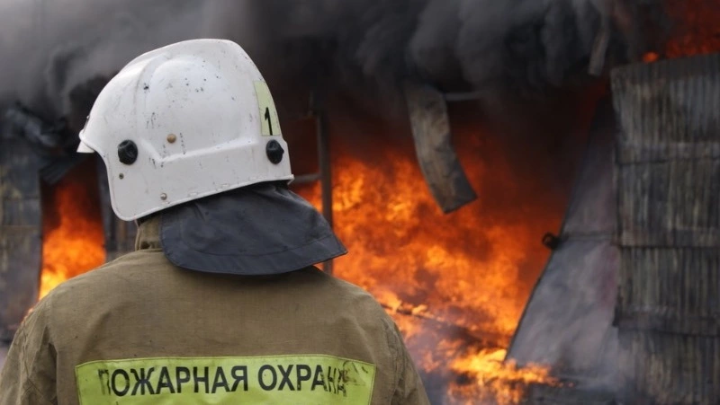 Семь пожарных тушили вспыхнувший посреди ночи дом в Углегорске