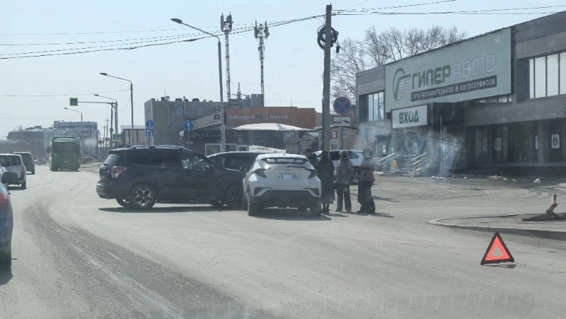 Subaru Forester и Toyota C-HR столкнулись на улице Ленина в Южно-Сахалинске