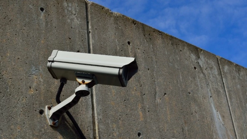 Пьяная женщина разбила камеру видеонаблюдения в Южно-Сахалинске