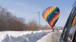 В Южно-Сахалинске воздушный шар налетел на электрические провода