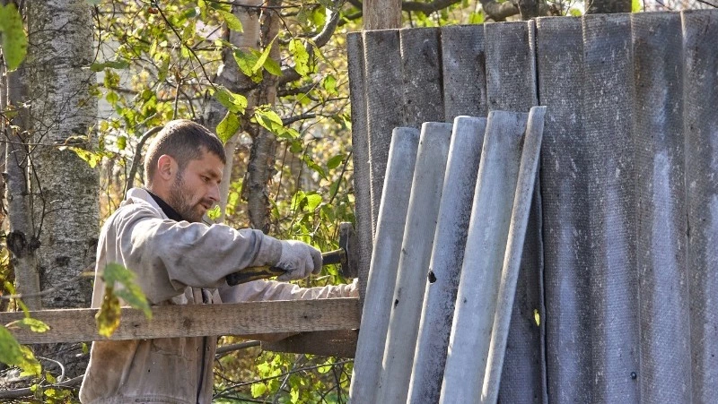 Новый забор на участке поставили матери мобилизованного на Сахалине