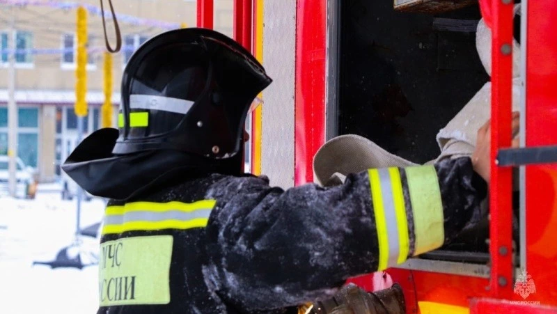 Девять человек тушили вспыхнувшую машину в Корсакове