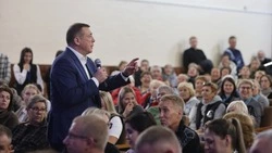 Здравоохранение и расселение: губернатор обсудил с жителями Томаринского района проблемные вопросы