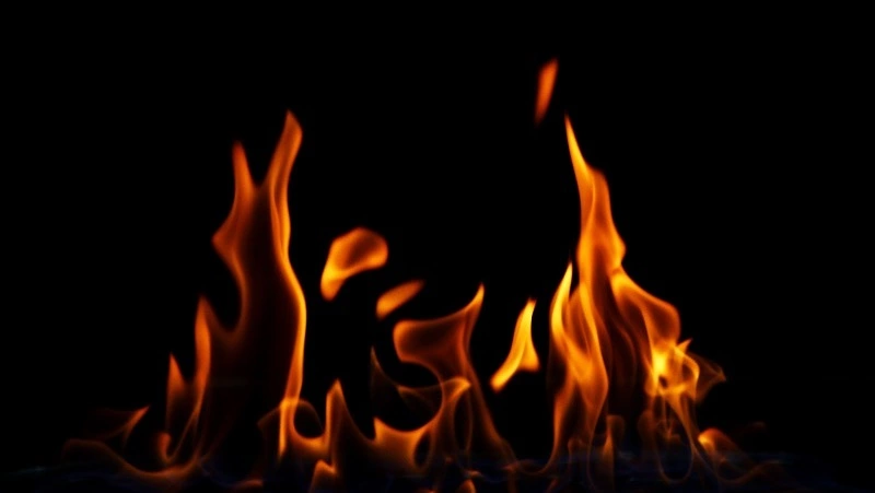 Огромная гора мусора сгорела на дороге у южно-сахалинских Елочек