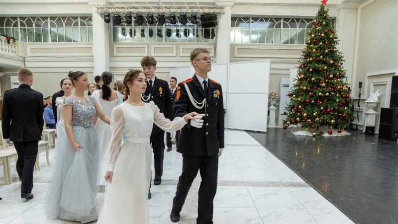 Фоторепортаж с кадетского бала в Южно-Сахалинске: полонез, вальс, кадриль