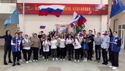 Акция «Крым наш!» в честь 9-летия присоединения Крыма к России прошла в Корсакове