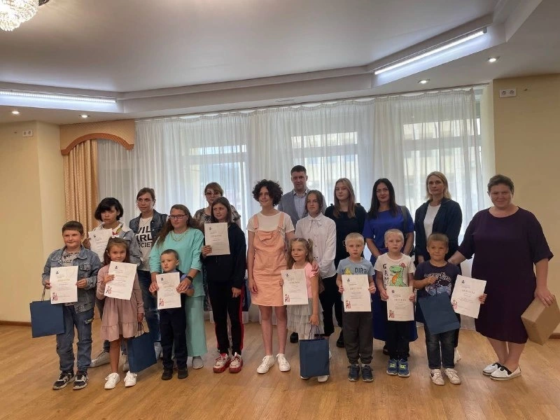 Победителей конкурса рисунков ко Дню строителя наградили на Сахалине