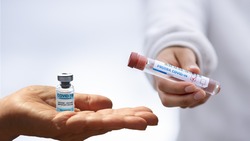 Массовая вакцинация не поможет остановить COVID-19 — эксперты