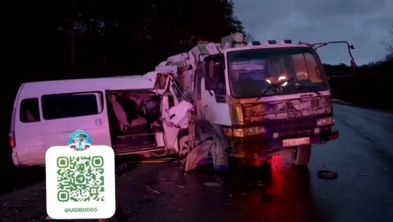 Грузовик влетел в минивэн в Холмском районе — три человека погибли