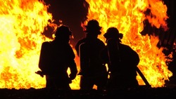 Пожарные несколько часов тушили охваченные пламенем гаражи на севере Сахалина