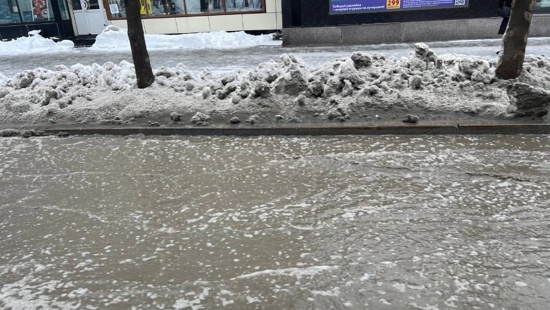 Разливные реки на улице Ленина возмутили жителей Южно-Сахалинска