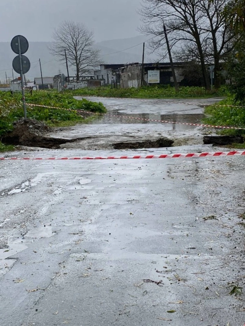 Мост в Ново-Александровске обрушился из-за дождя 6 октября