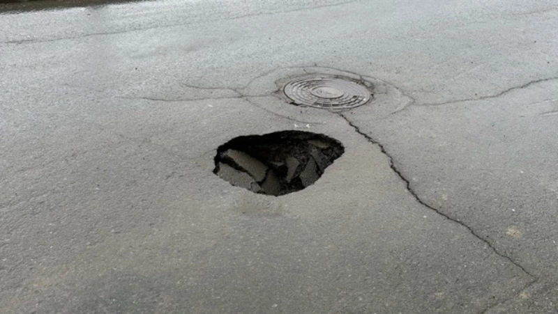 Рабочие устранят дорожный провал на улице Комсомольской в Южно-Сахалинске