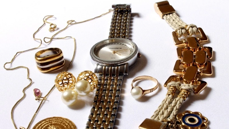 За услуги садовника сахалинка заплатила миллион рублей золотом