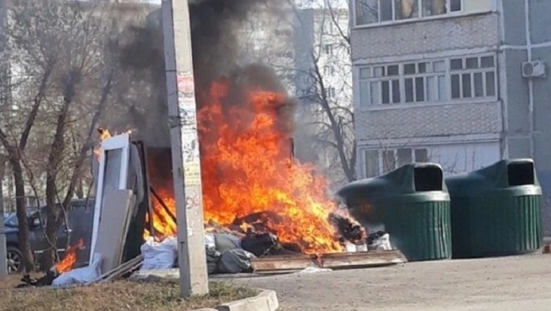 Строительный мусор загорелся в Холмском районе 