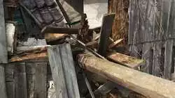 Рухнувший во двор столб три месяца мешает семье сахалинцев