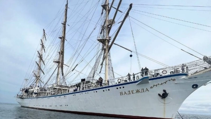 Парусный корабль «Надежда» встал на рейд в районе Поронайска 