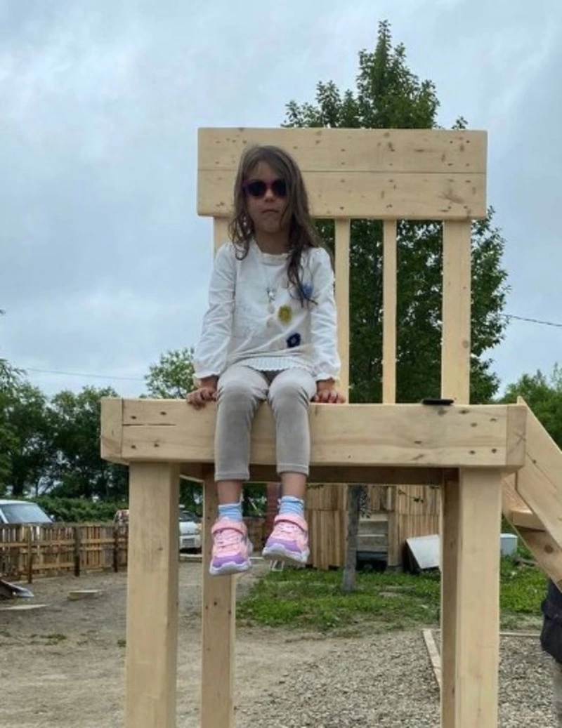 Огромный стул для чтения вслух установили на юге Сахалина