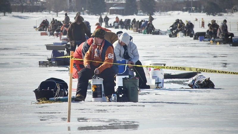 Сотрудники МЧС пытаются выгнать почти 200 рыбаков с треснувшего льда в заливе Мордвинова
