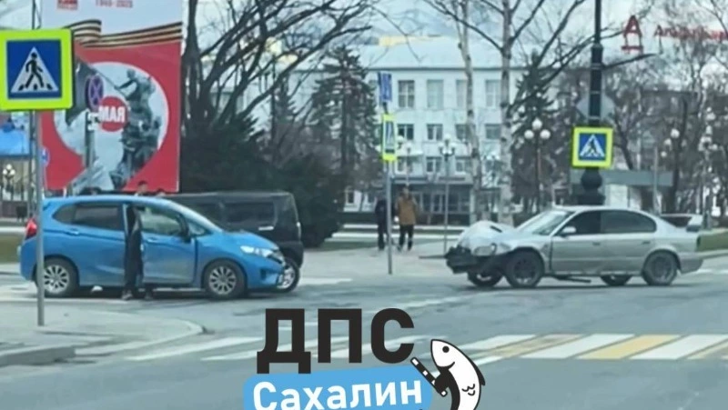 Лобовое ДТП с участием двух автомобилей произошло у Дома правительства в Южно-Сахалинске