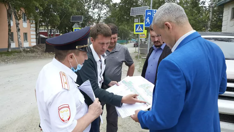 Мэрия совместно с ГИБДД решает вопрос оптимального расположения тротуара на улице Курильской