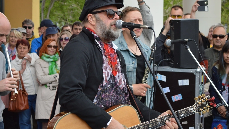 Стрит БГ и «Вольных музыкантов» в Южно-Сахалинске собрал 50 тыс. рублей