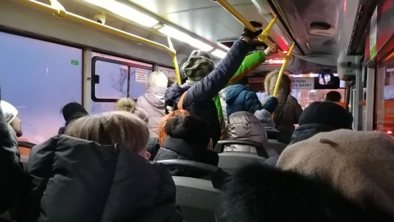 После сильного циклона в Южно-Сахалинск пришли многокилометровые пробки