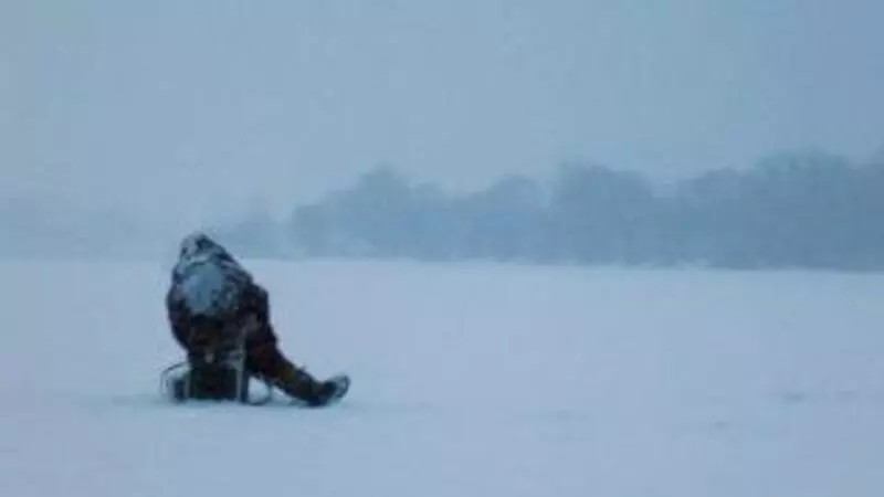 На севере Сахалина на льду застряли двое рыбаков