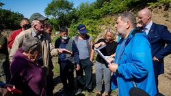 Власти региона поддержали жителей села в Холмском районе в истории с кучей торфяного грунта