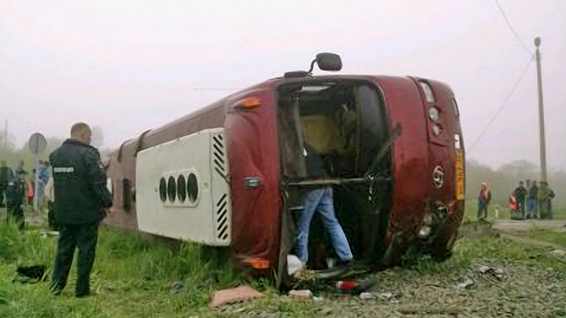 В Гастелло рейсовый автобус столкнулся с поездом