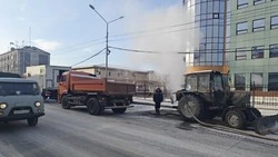 Движение транспорта ограничили на улице Милицейской Южно-Сахалинска из-за ремонта теплосетей