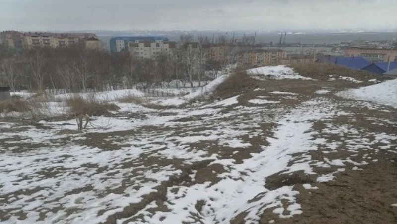 Дети в Корсакове рискуют переломать ноги в ямах недоделанной дороги