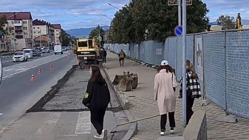 На перекрестке улиц Комсомольской и Сахалинской в Южно-Сахалинске начался ремонт