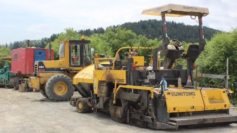 Больше 20 км асфальта уложат в 2023 году на ключевой автодороге в Томаринском районе