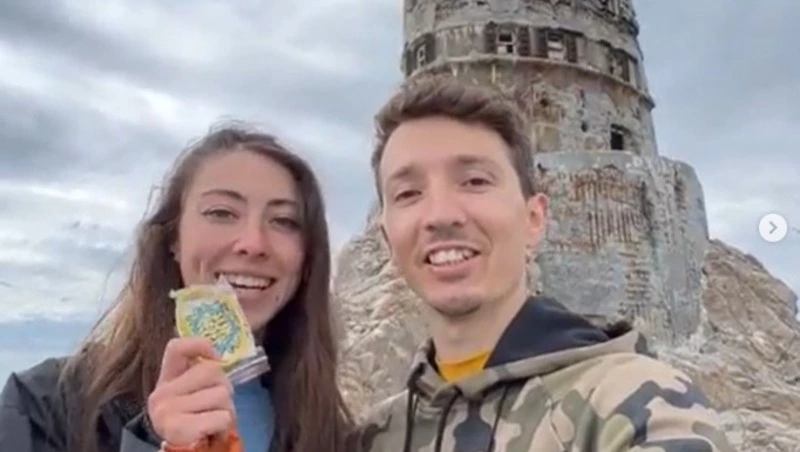 Блогеры оставили «закладку» на маяке Анива